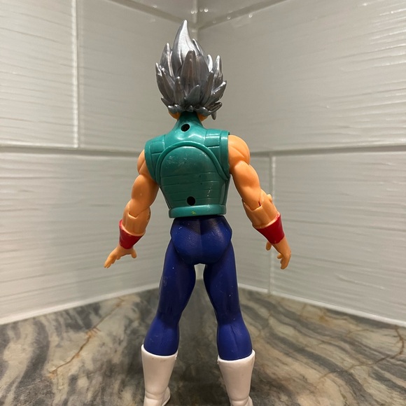 Dragon Ball Z Silver Hair Ultra Instinct Goku Figure 8”
Adjustable movable - Picture 2 of 6